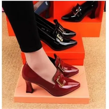 2023 Дамски обувки с остри пръсти в британския стил, модни универсална обувки с квадратна катарама на дебелите обувки, дамски обувки на висок ток от лачена кожа